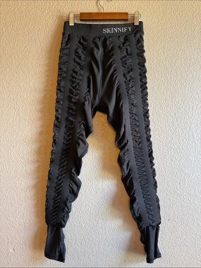 Skinnify leggings with 8 build in resistance bands